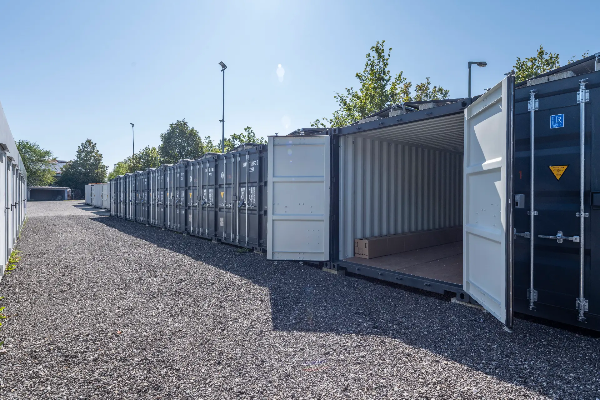 Container Lagerraum - Einzelne Stahlcontainer von außen zugänglich